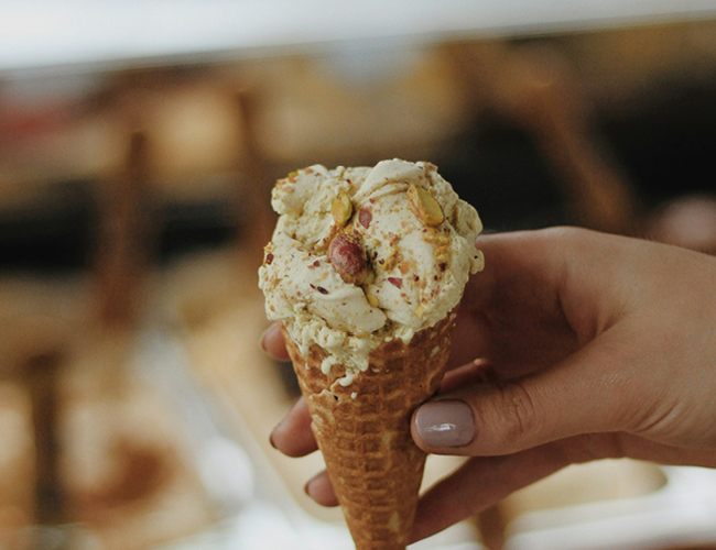 cono-helado-mano-higiene-limpieza-heladerias