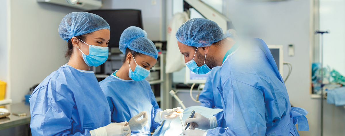 cirujanos-operacion-tipos-higiene-hospital