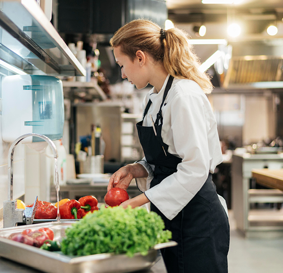 chef-limpiando-higiene-cocinas-profesionales